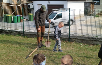 Izmeriti moramo velikost jame. 5 korakov je širine jame.
