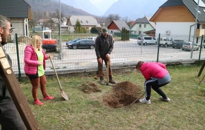 Tudi vzgojiteljice poprimemo za lopato.